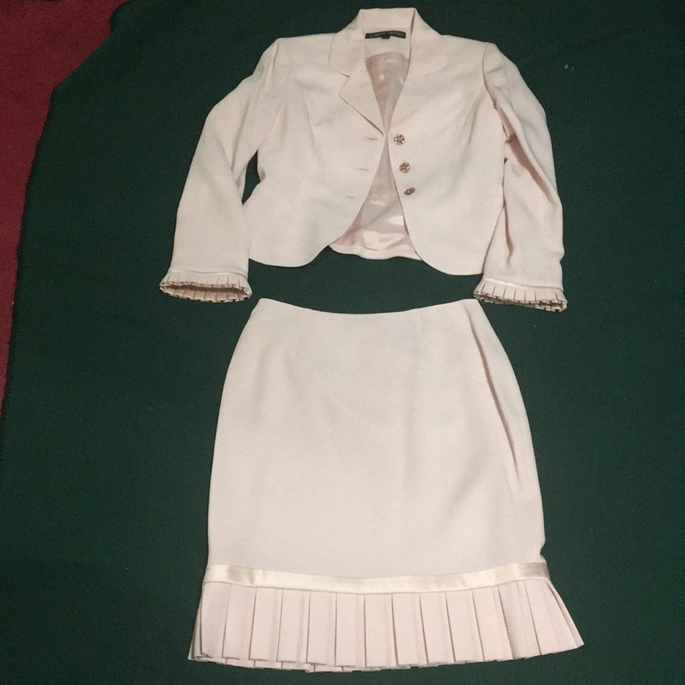 Suits - Picture 2 of 8